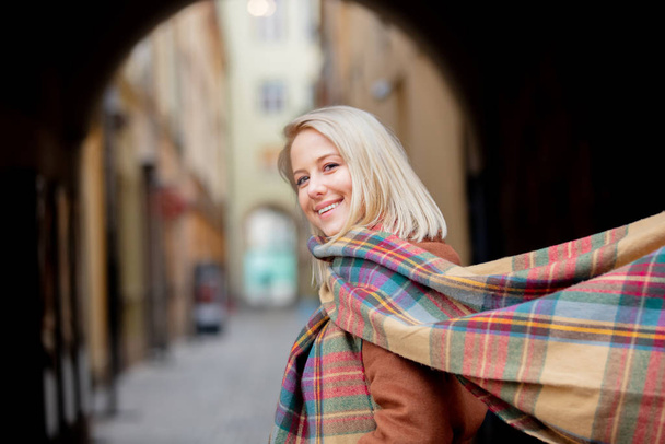 Блондинка з шарфом у старому місті Вроцлав. - Фото, зображення