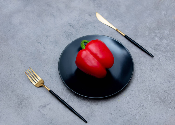 Pfeffer in einem Teller mit Gabel und Messer  - Foto, Bild