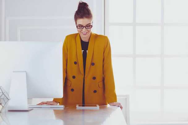 Muotokuva kaunis liiketoiminnan nainen seisoo lähellä hänen työpaikallaan - Valokuva, kuva