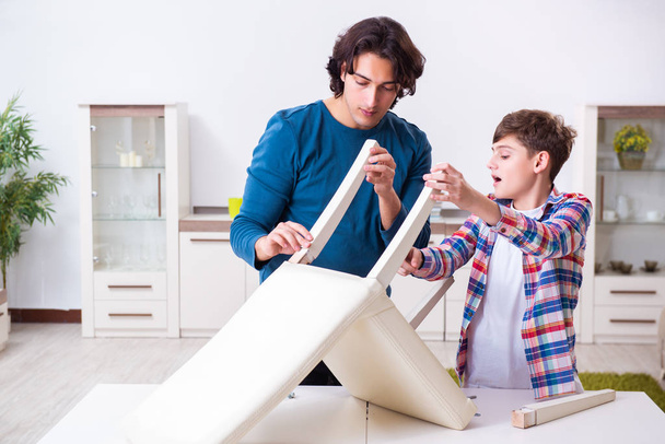 Young carpenter teaching his son - Foto, immagini