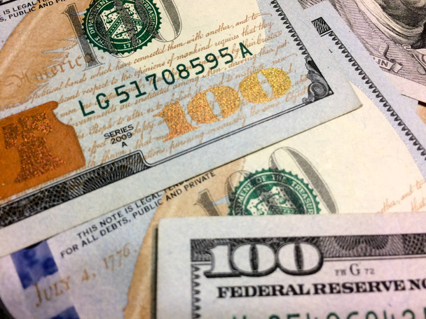 Numero d'oro 100 sulla valuta americana
 - Foto, immagini