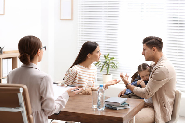 Professional psychologist working with family in office - Zdjęcie, obraz