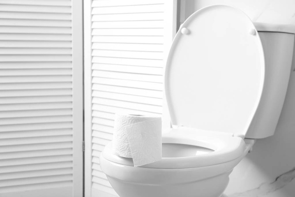 New paper roll on toilet bowl in bathroom - Valokuva, kuva