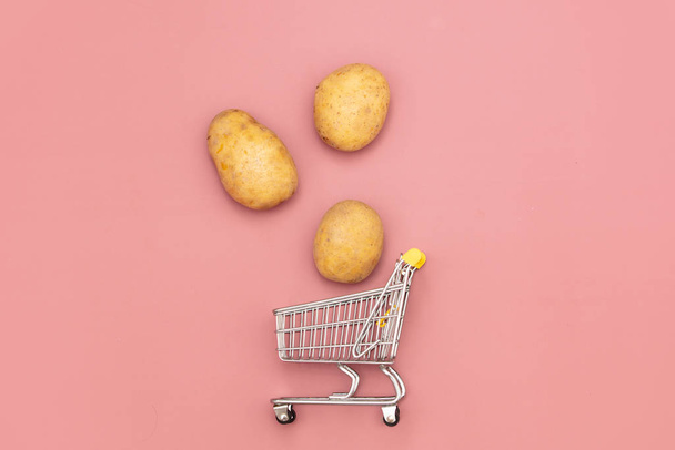 Pommes de terre fraîches et chariot supermarché
 - Photo, image