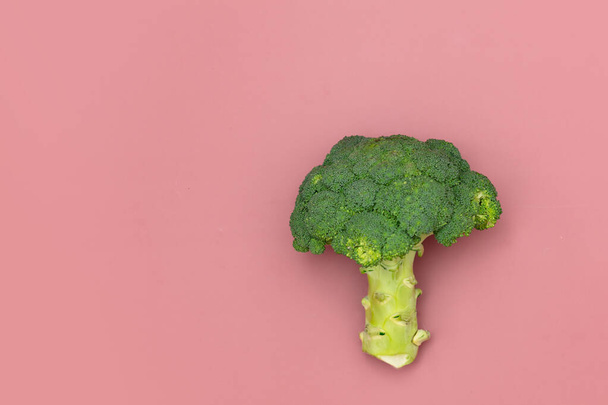 frischer Brokkoli auf rosa Hintergrund - Foto, Bild