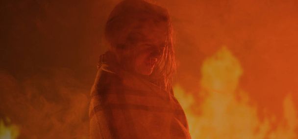 Girl trapped in fire crying - Foto, afbeelding