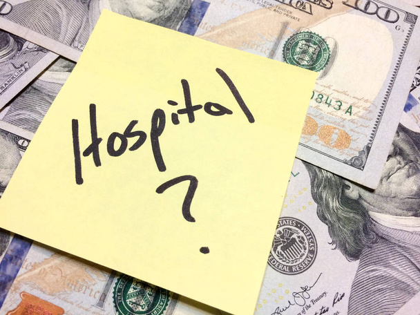 Αμερικανική μετρητά χρήματα και κίτρινο χαρτί σημείωμα με κείμενο Νοσοκομείο με ερωτηματικό - Φωτογραφία, εικόνα