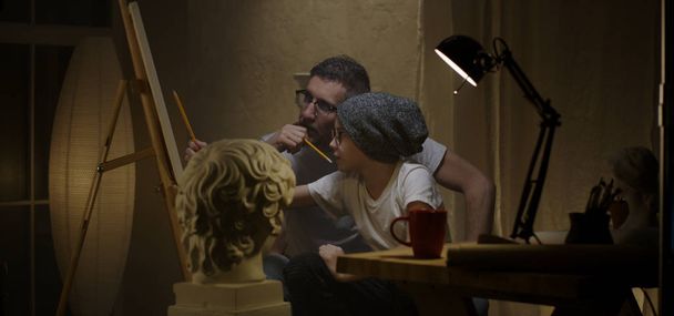 Отец и сын изучают скульптуру
 - Фото, изображение