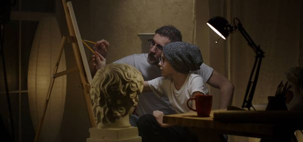 Padre e figlio studiano scultura
 - Foto, immagini
