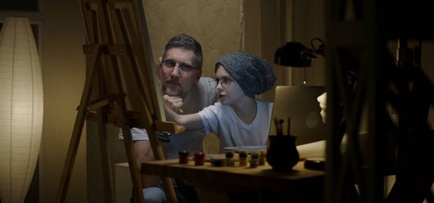 Művész és fia együtt festenek - Fotó, kép