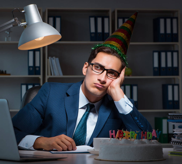 Mann feiert Geburtstag im Büro - Foto, Bild