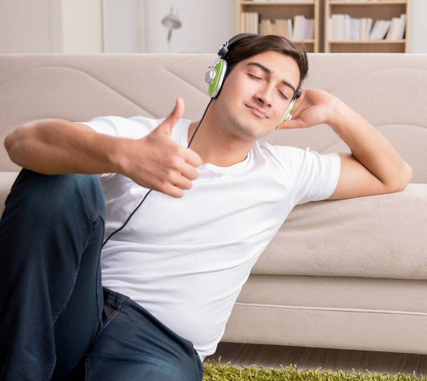Hombre escuchando música en casa - Foto, imagen