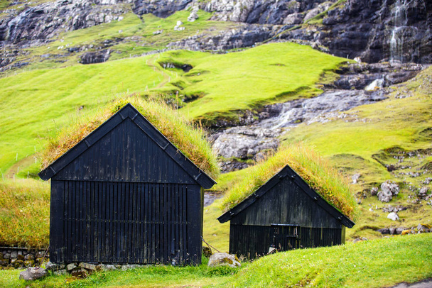 Breathtaking Faroe islands scenery with traditional grass roof houses in village of Saksun - Foto, Imagen