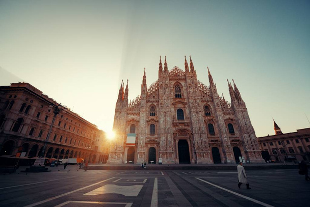 Milanon katedraalin aukio auringonnousu
 - Valokuva, kuva