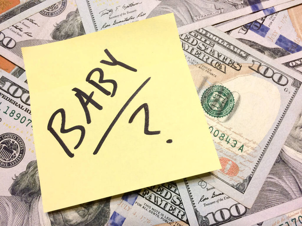 Amerikaans cash geld en geel post het briefje met tekst Baby met vraagteken - Foto, afbeelding