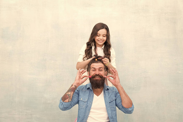 Change hairstyle. Raising girl. Create funny hairstyle. Child making hairstyle styling father beard. Being parent means present for kid interests. Daughter hairstylist. Enjoy fatherhood. Happy moment - Foto, afbeelding