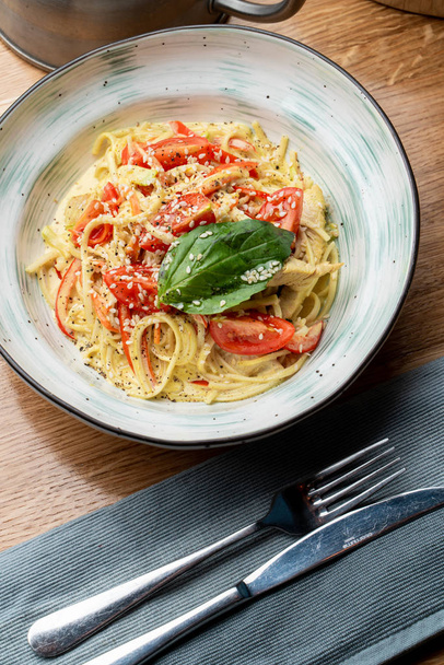 Spaghetti italiani con petto di pollo, salsa cremosa e formaggio da vicino
 - Foto, immagini