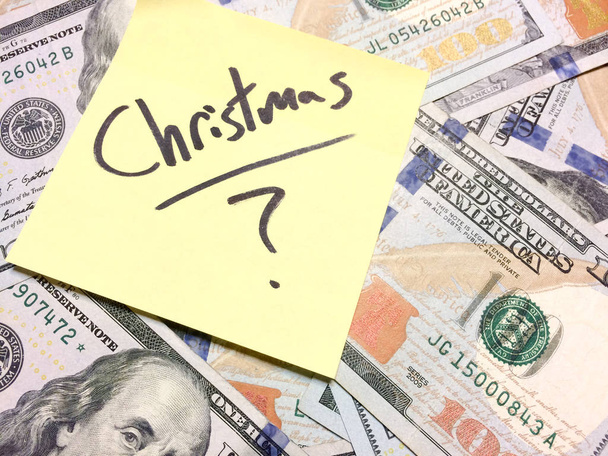 Amerikanisches Bargeld und gelbe Post-it-Note Text Weihnachten mit Fragezeichen - Foto, Bild
