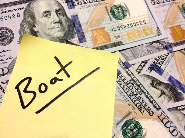 Αμερικανική μετρητά χρήματα και κίτρινο post it note with text Boat - Φωτογραφία, εικόνα