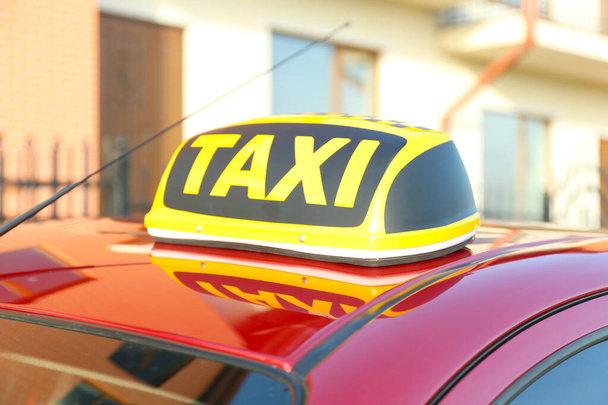 Światło dachowe ze słowem Taxi na zewnątrz samochodu - Zdjęcie, obraz