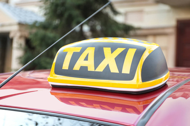 Střešní světlo se slovem Taxi na autě venku - Fotografie, Obrázek