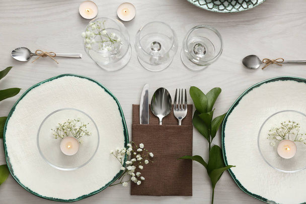Elegant table setting with green plants on white wooden backgrou - Fotoğraf, Görsel