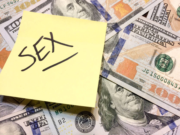 Американские наличные деньги и желтая бумага с текстом Секс
 - Фото, изображение