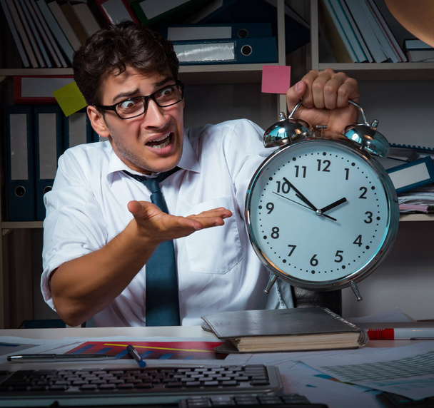 Homem empresário trabalhando até tarde no escritório - Foto, Imagem