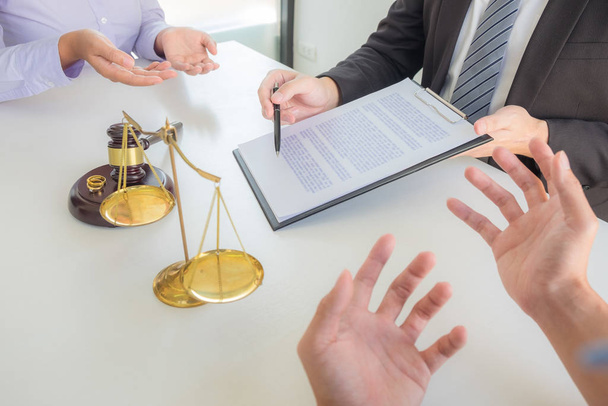 Δικηγόροι εργάζονται για να συμβουλεύσει το νόμο σχετικά με τη δικαιοσύνη και το διαζύγιο. - Φωτογραφία, εικόνα