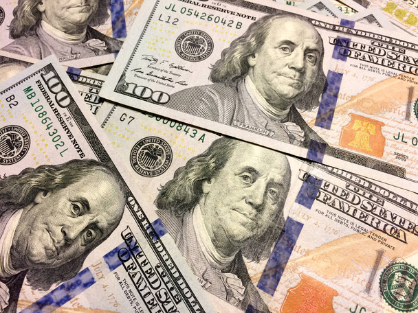 Amerikkalainen käteistä rahaa sadan dollarin seteleitä levittää
 - Valokuva, kuva