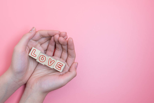 Letra del alfabeto bloques de madera con la palabra amor
 - Foto, imagen