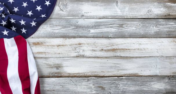 Agitant le drapeau des États-Unis sur du bois rustique blanc Arrière-plan
 - Photo, image