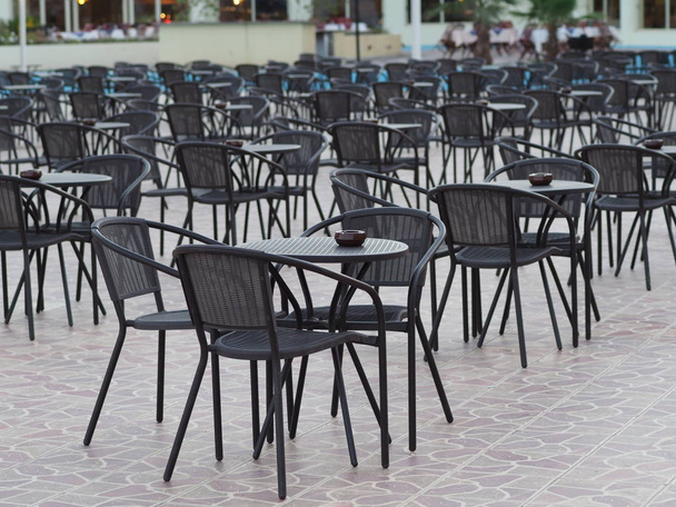 Утренние столики в кафе без людей
 - Фото, изображение