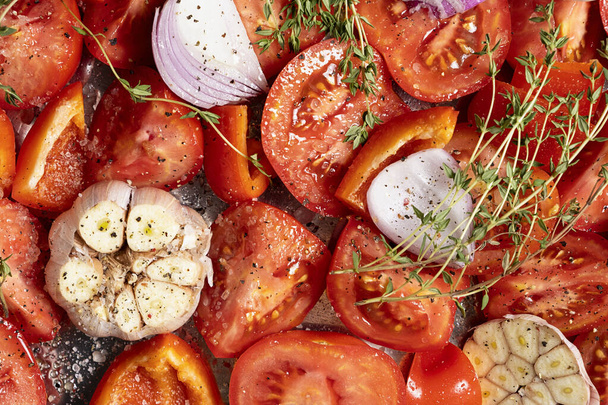 Ακατέργαστη κόκκινη ντομάτα, φέτες, μωβ κρεμμύδι, σκόρδο και θυμάρι, top view - Φωτογραφία, εικόνα