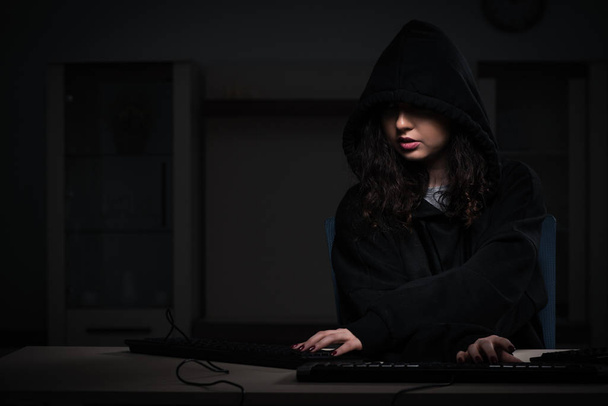 Mujer hacker piratería firewall de seguridad tarde en la oficina - Foto, Imagen