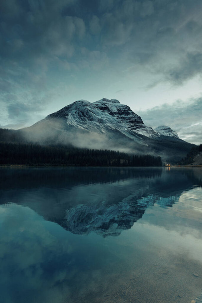 Berg mit Seenspiegelung - Foto, Bild