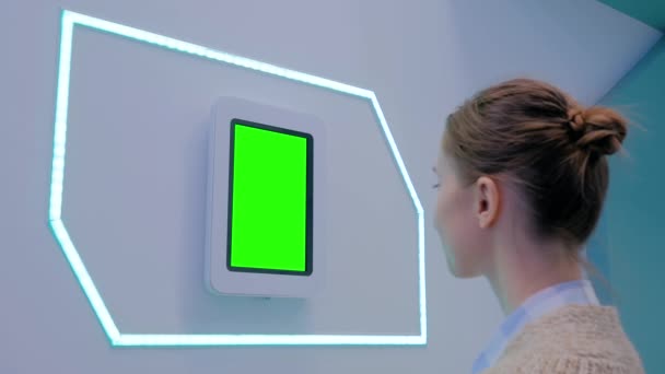 Femme regardant ordinateur tablette avec écran vert vierge - concept clé chroma - Séquence, vidéo