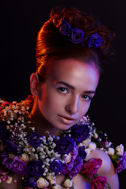 sensual woman with artistic makeup and flowers - Fotografie, Obrázek