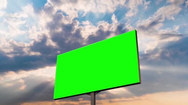 Zeitraffer - leere grüne Plakatwand und Sonnenstrahlen, die bei Sonnenuntergang durch Wolken scheinen - Filmmaterial, Video