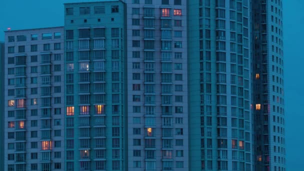 Timelapse des fenêtres de l'immeuble de vie au crépuscule à la nuit - vue sur la façade - Séquence, vidéo