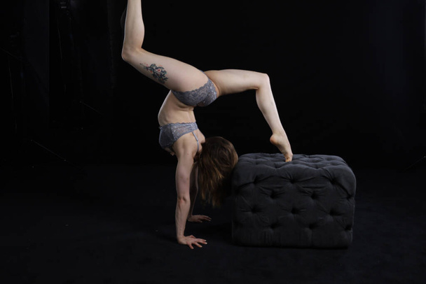 Photoshoot of a acrobat model - Foto, Imagen
