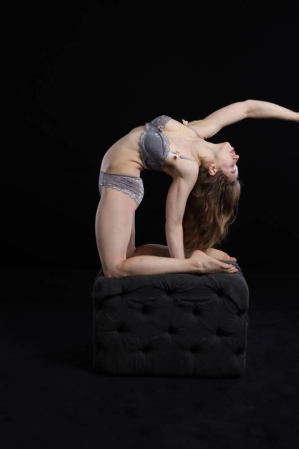 Photoshoot of a acrobat model - Foto, afbeelding