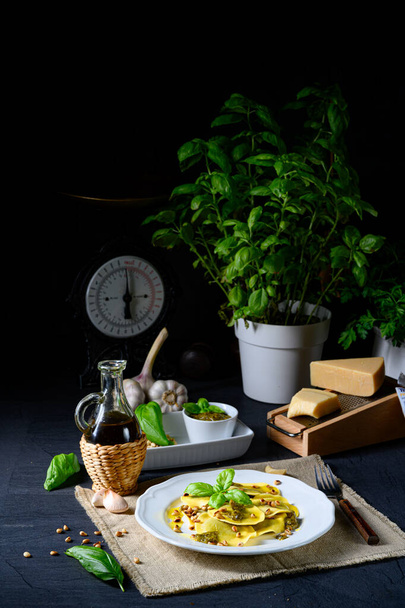 Vegetariano italiano! Tortelli with roasted pine nuts and pesto  - Zdjęcie, obraz