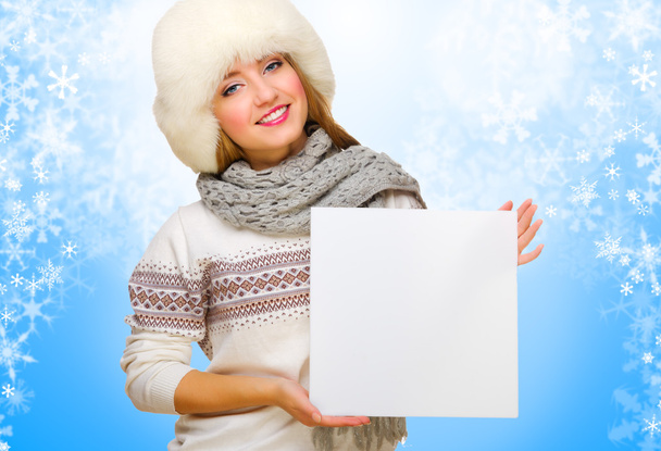 Girl with empty card on winter background - Foto, Imagen