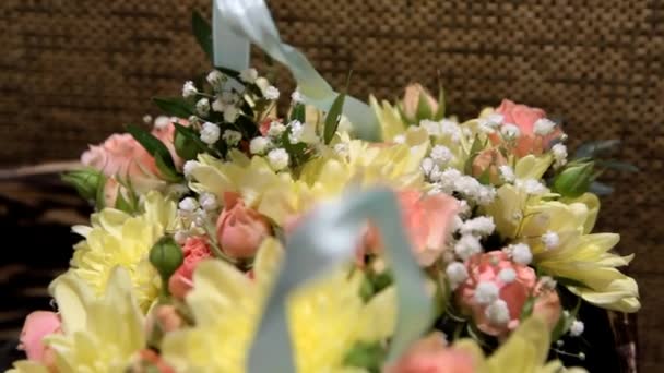bliski plan jasny bukiet żółtych i różowych kwiatów - Materiał filmowy, wideo