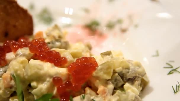 dicht saladeplan met rode kaviaar - Video