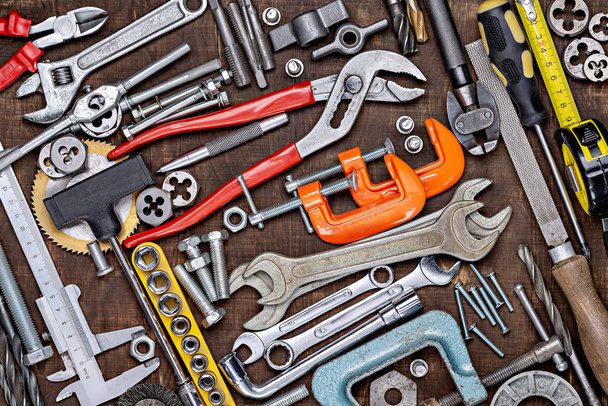 Instruments et outils de construction. Ensemble d'outils. Trousse à outils maison. Instruments du quotidien. Des trucs de travail. Réparer et réparer
. - Photo, image