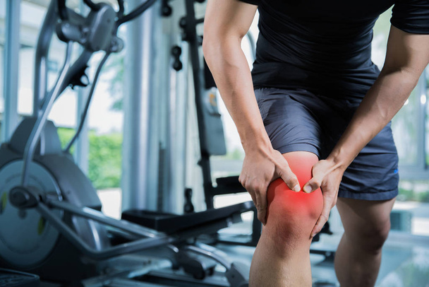 Healthy men Injury from exercise in the gym, he injured his knee - Fotoğraf, Görsel