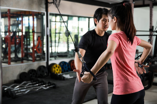 Trener mężczyzna uczą azjatyckie kobiety Siłownia trening prawidłowo - Zdjęcie, obraz