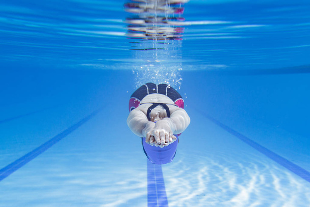 Nadador nadando en la piscina
. - Foto, Imagen